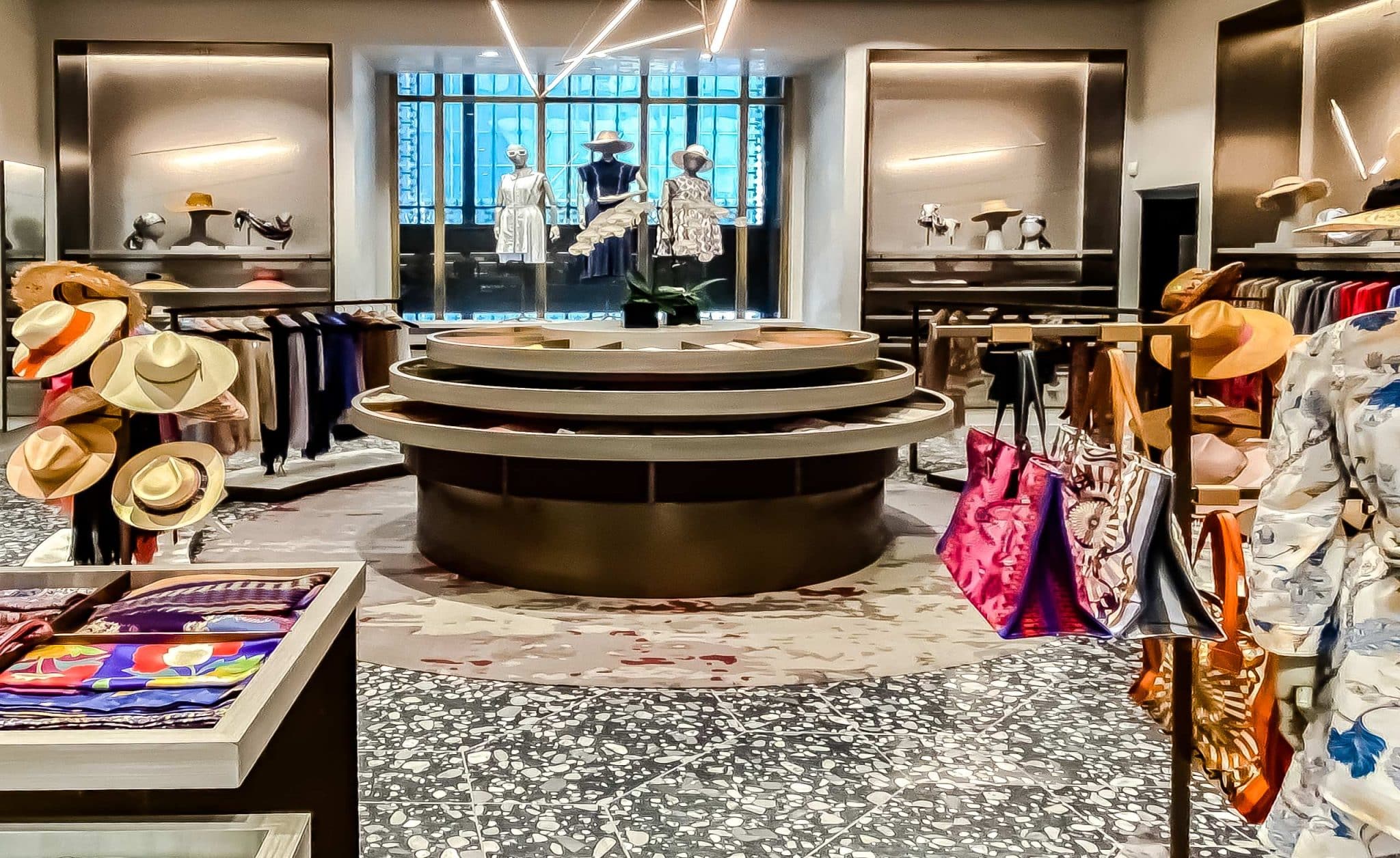 Free-Standing-Display---Saks